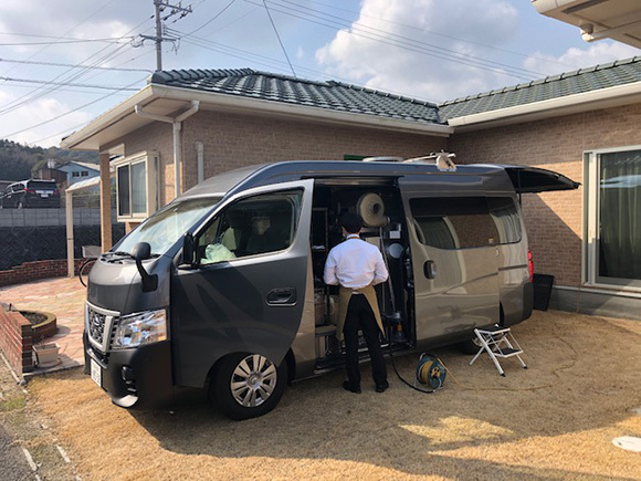 写真：移動火葬車